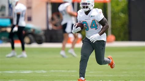 Analyzing the terms of RB Sony Michel’s new contract with Dolphins