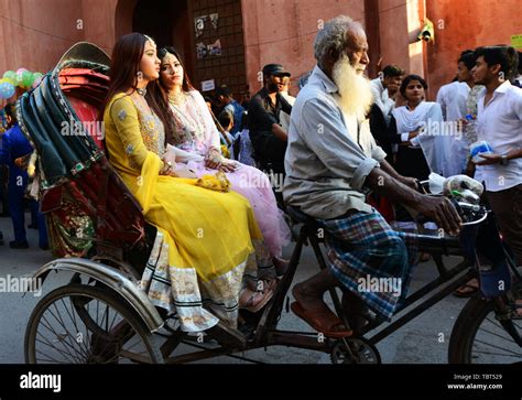 Cycle rickshaw bangladesh hi-res stock photography and images - Alamy