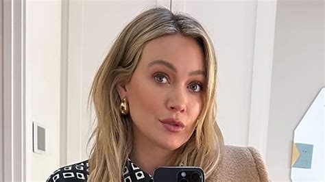 Hilary Duff shares rare full-length mirror selfie in tight black pants ...