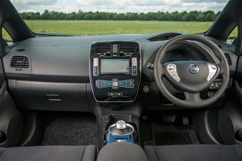 Nissan Leaf (2011-2017) Interior & Infotainment | carwow