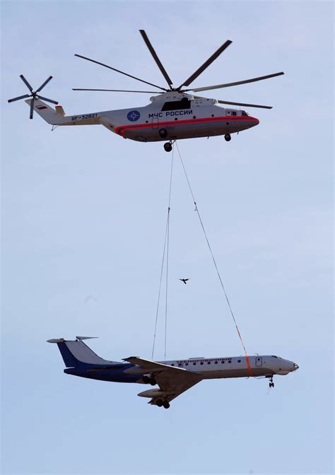 The world's largest helicopter can lift an airliner with remarkable ease | Business Insider India