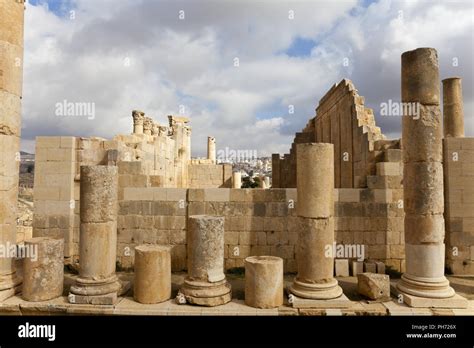 Ruins zeus temple Stock Photo - Alamy