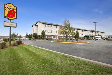 Super 8 by Wyndham Milwaukee Airport | Milwaukee, WI Hotels