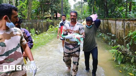 Kerala floods: Relief teams rescue 22,000 as rains ease - BBC News