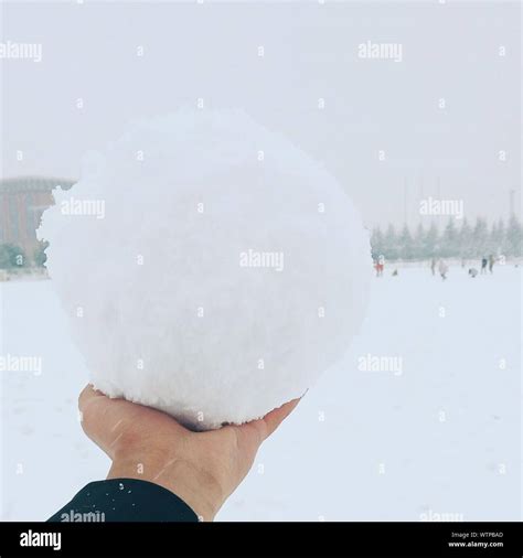 Hand holding snowball hi-res stock photography and images - Alamy