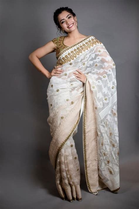 25 Traditional & Modern Saree Poses For Girls At Home For Photoshoot