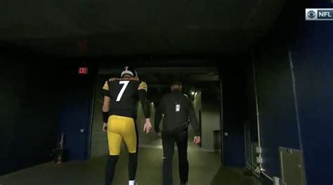 Ben Roethlisberger enters tunnel early due to knee injury