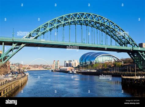 Newcastle upon Tyne skyline gateshead the Tyne bridge over River Tyne Stock Photo: 67767833 - Alamy