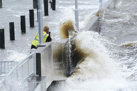 Hurricane Ida lashes Louisiana, knocks out New Orleans power | AP News