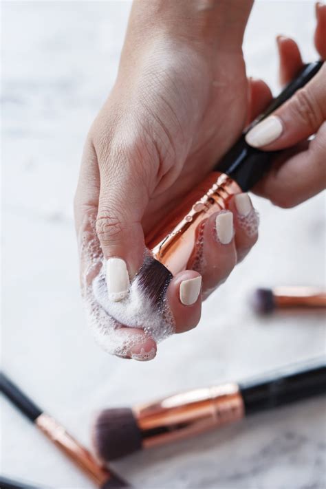 How to Clean your Makeup Brushes Properly - The Chriselle Factor