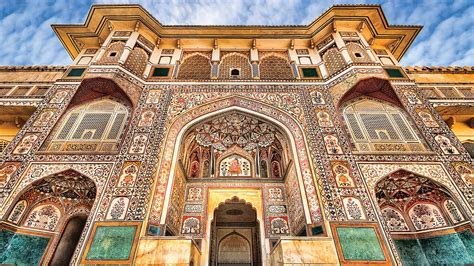 Amer Fort combines Rajput-Mughal architecture