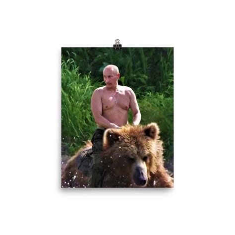 Vladimir Putin montando un cartel de oso - Etsy México