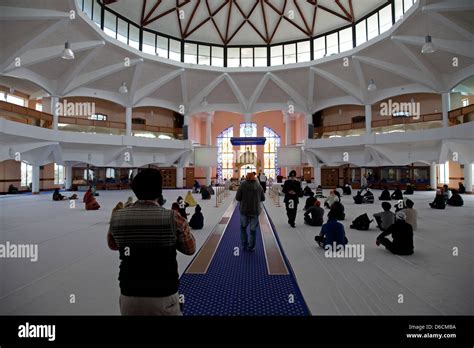 Prayer hall Interior of The Gurdwara Sri Guru Singh Sabha Southall ...