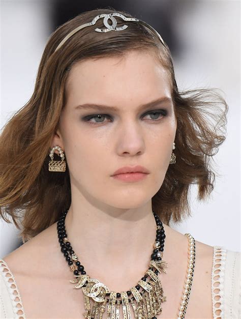 CC logo headband at Chanel Spring Summer 2021. | Chain headband, Hat ...