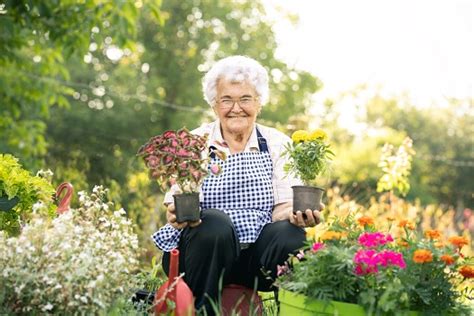 Great Garden Activity Ideas for Older Adults with Dementia