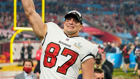 It’s official: Bucs re-sign Rob Gronkowski | WFLA