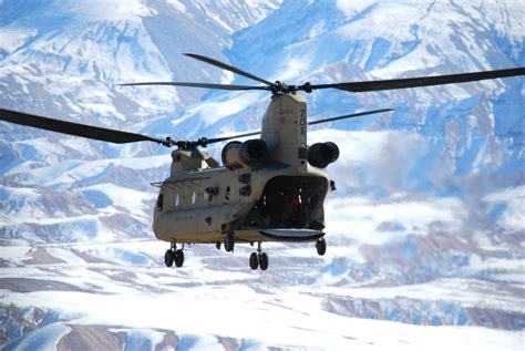 Spectacular Images Of The Boeing CH-47 Chinook Helicopter | Military Machine