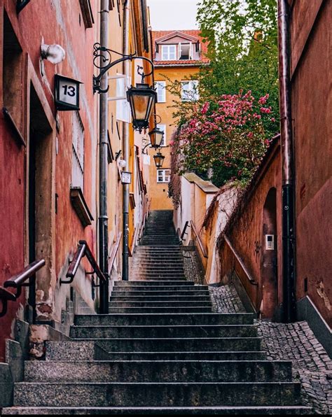 A quiet alley in Warsaw old town. : r/europe