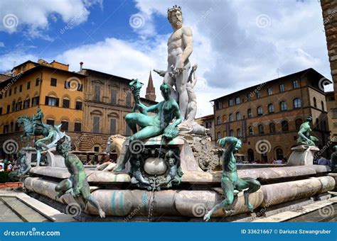 The Famous Fountain Of Neptune On Piazza Della Signoria In Florence ...