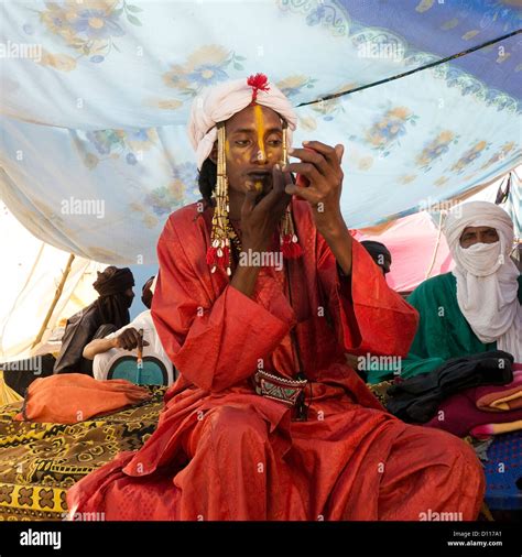 Wodaabe preparing for dance at Gerewol festival Stock Photo - Alamy