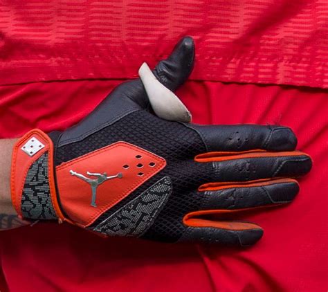 What Pros Wear Manny Machado's Jordan Batting Gloves (2015) What Pros Wear