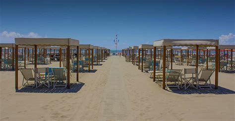 Discover the beaches of Versilia with GH Royal Viareggio