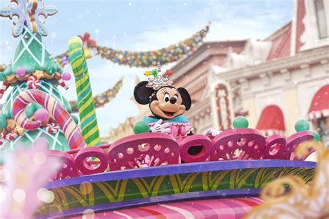 Disneyland Paris Shares "Mickey's Dazzling Christmas Parade" Video ...