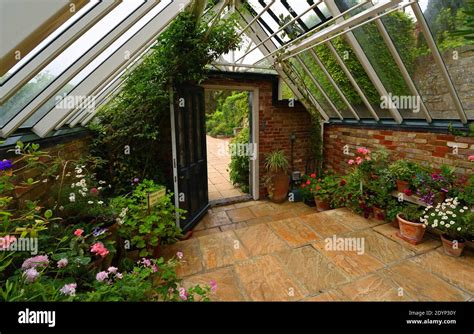 Vintage greenhouse hi-res stock photography and images - Alamy