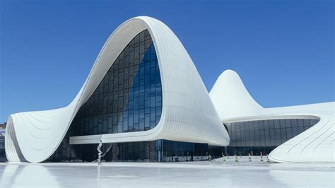 Conoce a Zaha Hadid: la arquitecta de las edificaciones de ensueño | Telemundo