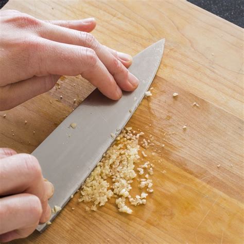 How to Mince Garlic