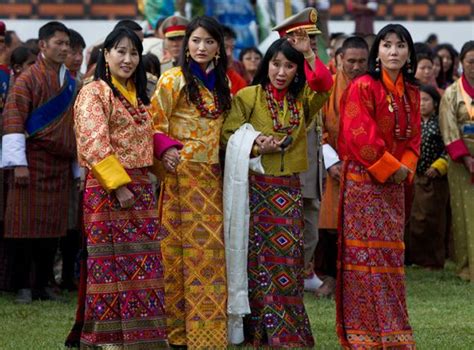 Bhutan royal wedding: A kiss for his queen as thoroughly modern royal ...