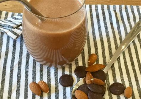 Chocolate & Almond Milkshake Recipe by Sonia - Cookpad