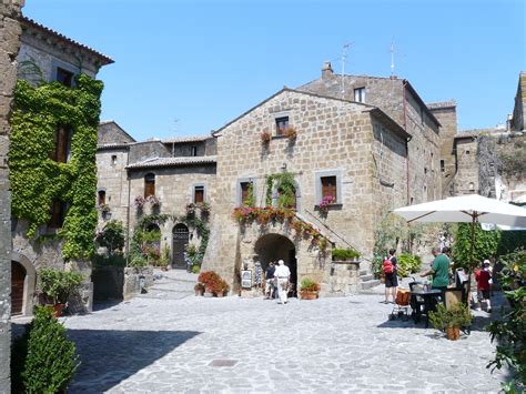 File:Civita di Bagnoregio-piazza.jpg