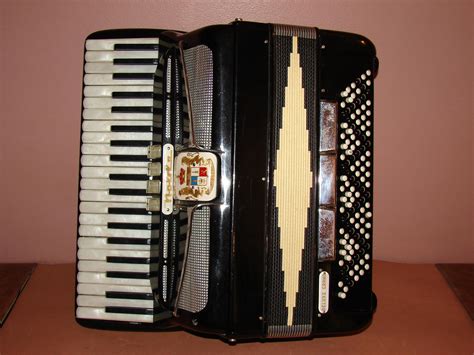 New to me. Fixed the bass buttons, anxious to get going : r/Accordion