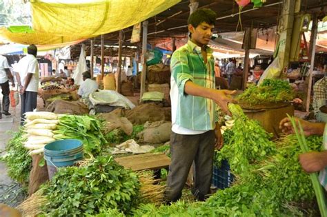 In Pictures: Bustling Indian farmers’ market | Poverty and Development | Al Jazeera