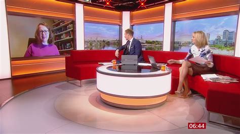 Louise Minchin - BBC Breakfast 16/11/2020 - HD - YouTube