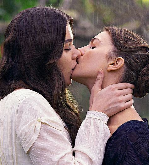 EMILY DICKINSON & SUE GILBERT Dickinson | 1.01 Lesbian Hot, Cute Lesbian Couples, Kissing ...