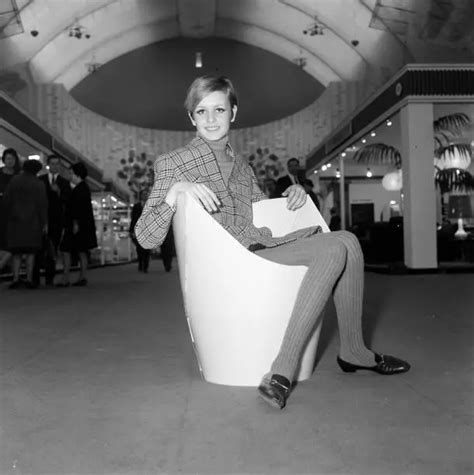 TWIGGY LESLEY HORNBY British Fashion Model, The Twiggy Archives Old ...