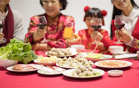 年夜饭团圆饭举杯庆祝高清图片下载-正版图片500771640-摄图网