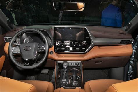 Is the 2020 Toyota Highlander Interior Any Roomier Than Before? | Cars.com