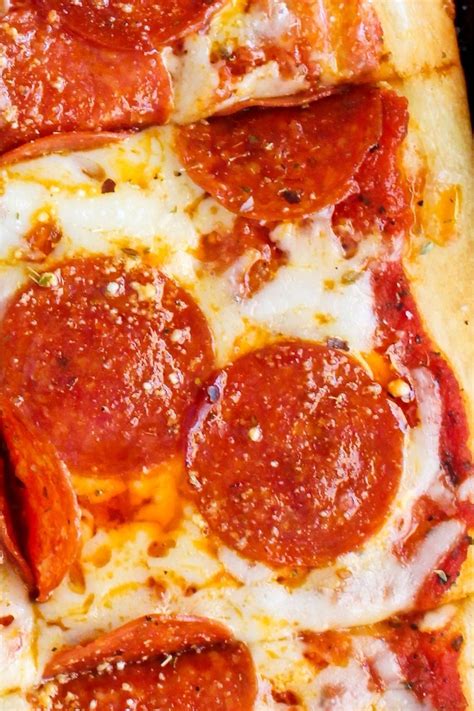 Easy Crescent Roll Pizza in 2021 | Pizza recipes using crescent rolls, Crescent roll pizza ...