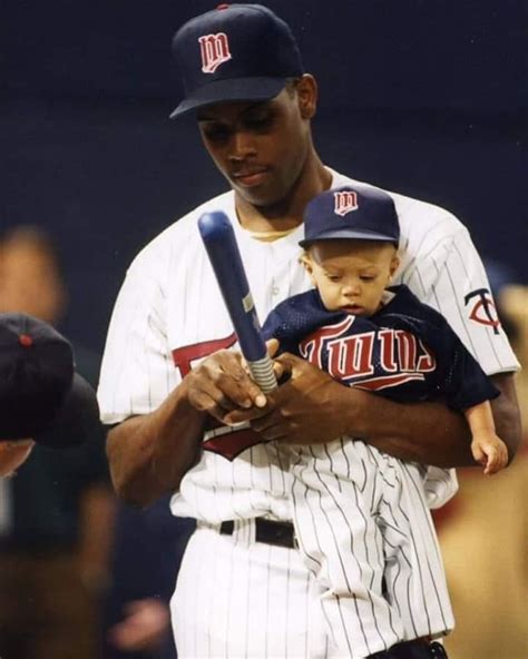 Former Twins pitcher Pat Mahomes holding his son, Patrick.. : r ...