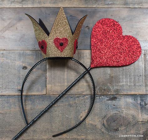 DIY Felt Halloween Crown | Felt halloween, Halloween crown, Queen of hearts halloween