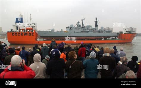 HMS NOTTINGHAM ARRIVES INTO PORTSMOUTH NAVAL BASE. PIC MIKE WALKER, 2002 Stock Photo - Alamy