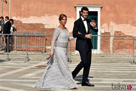 Álvaro Morata acompañado por su madre el día de su boda - La romántica ...