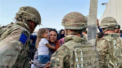 Afghanistan: Pictures of British troops and the Taliban at Kabul ...