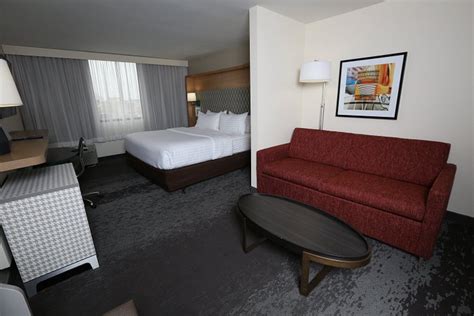 HOLIDAY INN & SUITES CHICAGO NORTH SHORE (SKOKIE), AN IHG HOTEL ...