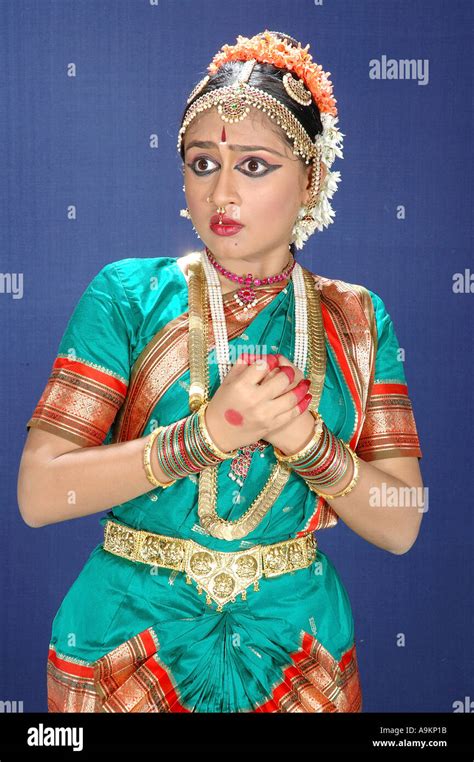 Bharata Natyam, Bharatnatyam, Indian classical dance, woman dancing ...