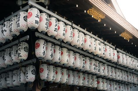 Premium Photo | Paper lanterns at yasaka shrine in kyoto, japan.