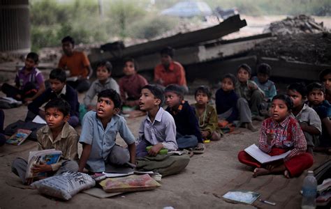 EDUCATION FOR SOLIDARITY: Indian Man Offers Underprivileged Children Free Education under a Bridge